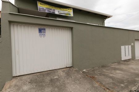 Casa à venda com 589m², 2 quartos e 5 vagas Casa à venda com 589m², 2 quartos e 5 vagasPlaquinha