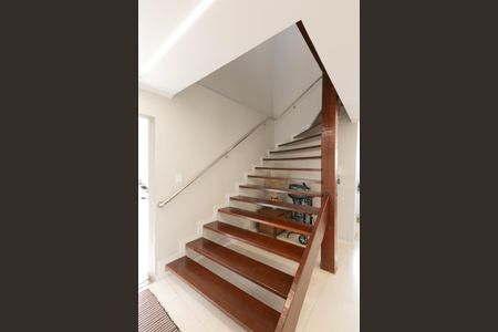 Casa à venda com 589m², 2 quartos e 5 vagas Casa à venda com 589m², 2 quartos e 5 vagasEscada