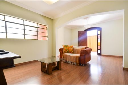 Casa para alugar com 400m², 5 quartos e 4 vagas Casa para alugar com 400m², 5 quartos e 4 vagasSala de estar