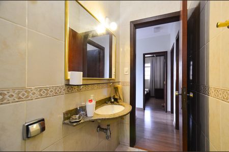 Casa para alugar com 400m², 5 quartos e 4 vagas Casa para alugar com 400m², 5 quartos e 4 vagasBanheiro social