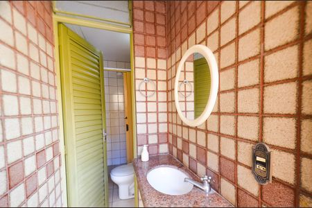 Casa para alugar com 400m², 5 quartos e 4 vagas Casa para alugar com 400m², 5 quartos e 4 vagasBanheiro area piscina