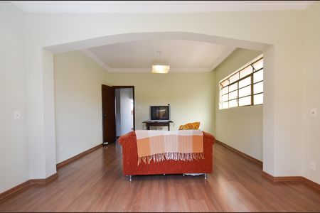 Casa para alugar com 400m², 5 quartos e 4 vagas Casa para alugar com 400m², 5 quartos e 4 vagasSala de estar