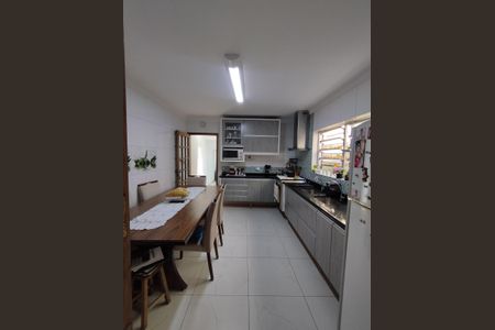 Casa à venda com 94m², 2 quartos e 2 vagasCozinha - Armários