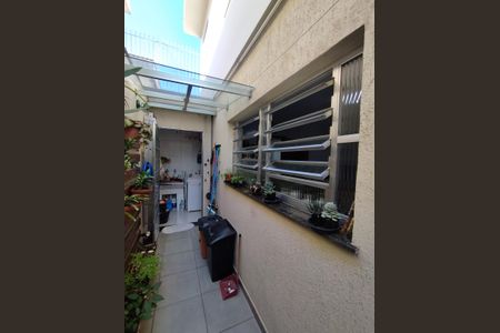 Casa à venda com 94m², 2 quartos e 2 vagasCorredor Quintal