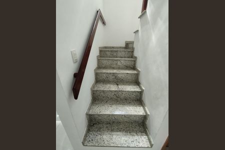 Casa à venda com 94m², 2 quartos e 2 vagasEscadas para os quartos