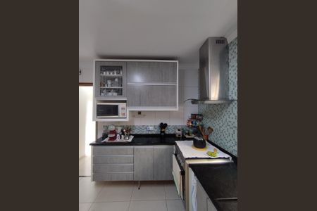 Casa à venda com 94m², 2 quartos e 2 vagasCozinha - Armários