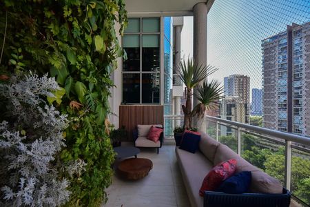 Apartamento à venda com 210m², 3 quartos e 3 vagasVaranda 2