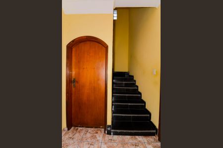 Casa para alugar com 300m², 4 quartos e 2 vagasEscada