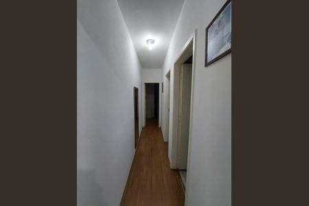 Casa à venda com 100m², 2 quartos e 1 vaga Casa à venda com 100m², 2 quartos e 1 vagaCorredor que da acesso ao banheiro e dormitórios