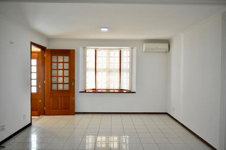 Casa à venda com 140m², 3 quartos e 2 vagasSala