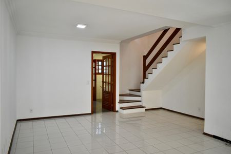 Casa à venda com 140m², 3 quartos e 2 vagasSala