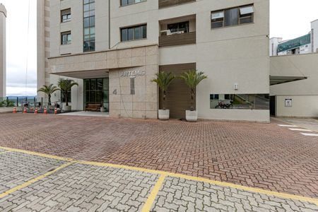 Apartamento para alugar com 337m², 3 quartos e 4 vagas Apartamento para alugar com 337m², 3 quartos e 4 vagasFachada