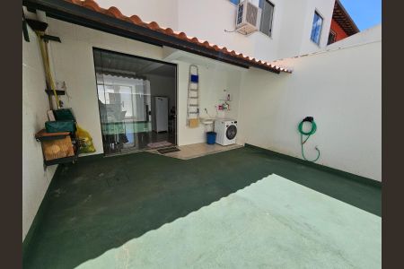 Casa à venda com 100m², 3 quartos e 2 vagas Casa à venda com 100m², 3 quartos e 2 vagasQuintal