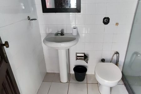 Casa de condomínio para alugar com 722m², 5 quartos e 5 vagas Casa de condomínio para alugar com 722m², 5 quartos e 5 vagasBanheiro da Área Gourmet