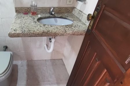 Casa de condomínio para alugar com 722m², 5 quartos e 5 vagas Casa de condomínio para alugar com 722m², 5 quartos e 5 vagasBanheiro da Edicula