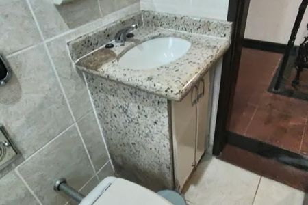 Casa de condomínio para alugar com 722m², 5 quartos e 5 vagas Casa de condomínio para alugar com 722m², 5 quartos e 5 vagasBanheiro Social 2