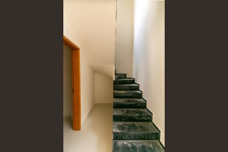 Casa de condomínio à venda com 76m², 2 quartos e 2 vagasEscada