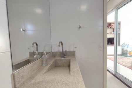 Casa de condomínio à venda com 381m², 4 quartos e 4 vagasBanheiro da Área gourmet