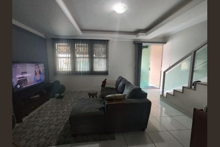 Casa à venda com 190m², 3 quartos e 2 vagasSala