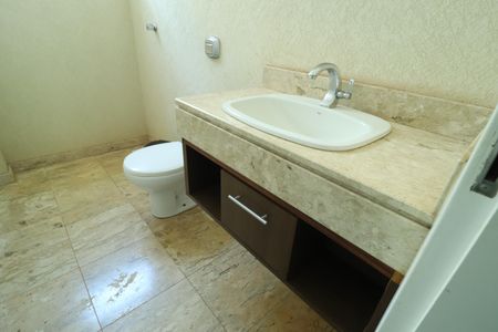 Casa para alugar com 237m², 5 quartos e 3 vagasBanheiro Social 1