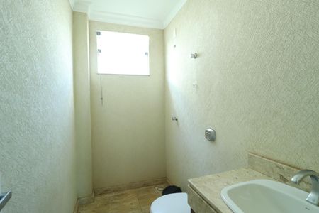 Casa para alugar com 237m², 5 quartos e 3 vagasBanheiro Social 1