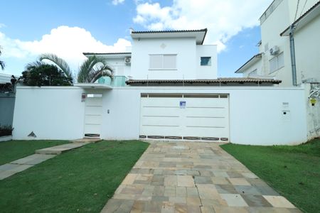 Casa para alugar com 237m², 5 quartos e 3 vagasFachada