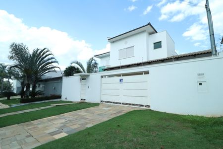 Casa para alugar com 237m², 5 quartos e 3 vagasFachada