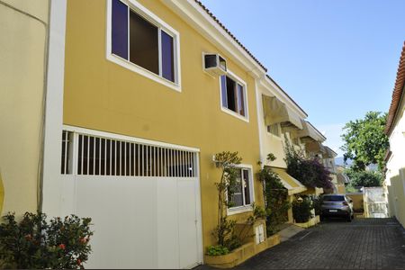 Casa de condomínio à venda com 100m², 3 quartos e 1 vagaFachada