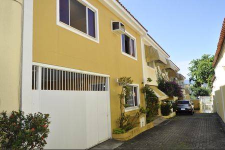 Casa de condomínio à venda com 100m², 3 quartos e 1 vagaFachada