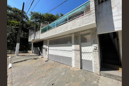 Casa para alugar com 150m², 2 quartos e 3 vagas Casa para alugar com 150m², 2 quartos e 3 vagasFachada