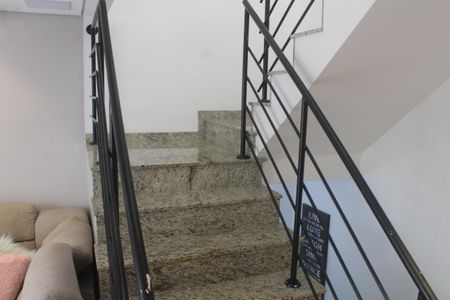 Casa de condomínio à venda com 200m², 3 quartos e 4 vagasEscada Sala