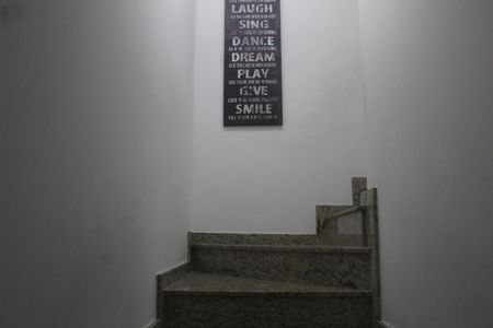 Casa de condomínio à venda com 200m², 3 quartos e 4 vagasEscada Entrada