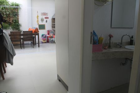 Casa de condomínio à venda com 200m², 3 quartos e 4 vagasLavabo