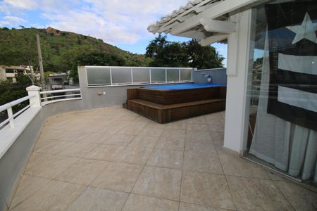 Casa à venda com 225m², 4 quartos e 2 vagasPiscina