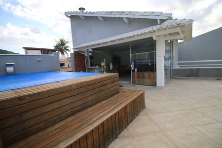 Casa à venda com 225m², 4 quartos e 2 vagasPiscina
