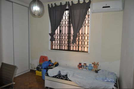 Casa de condomínio à venda com 225m², 4 quartos e 1 vagaQuarto Edícula