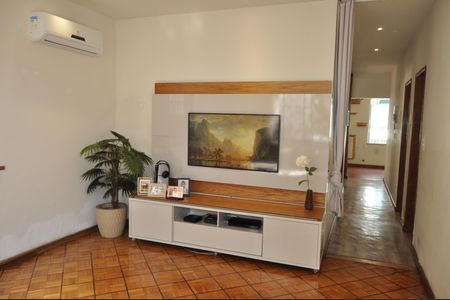 Casa de condomínio à venda com 225m², 4 quartos e 1 vagaSala