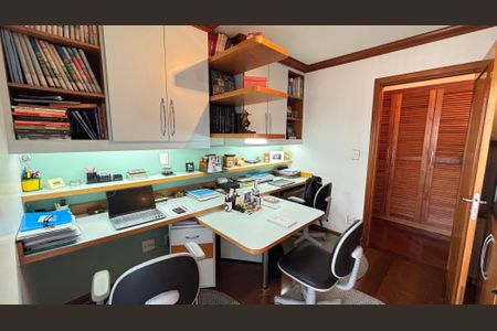 Apartamento à venda com 230m², 4 quartos e 5 vagasQuarto - Escritório