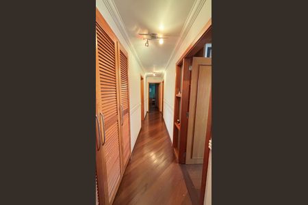 Apartamento à venda com 230m², 4 quartos e 5 vagasCorredor