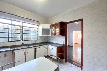 Casa à venda com 210m², 4 quartos e 3 vagas Casa à venda com 210m², 4 quartos e 3 vagasCozinha