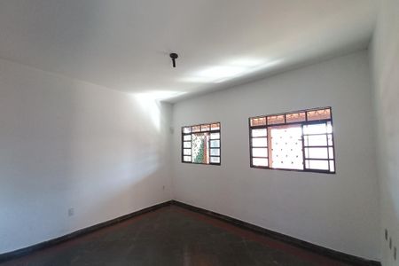 Casa à venda com 210m², 4 quartos e 3 vagas Casa à venda com 210m², 4 quartos e 3 vagasSala