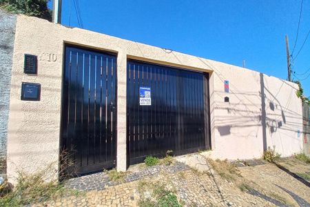 Casa à venda com 210m², 4 quartos e 3 vagas Casa à venda com 210m², 4 quartos e 3 vagasFachada