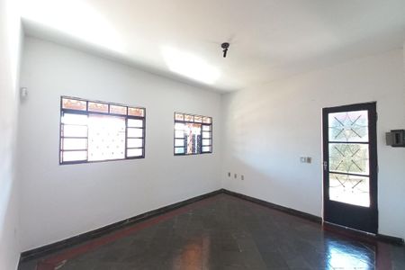 Casa à venda com 210m², 4 quartos e 3 vagas Casa à venda com 210m², 4 quartos e 3 vagasSala
