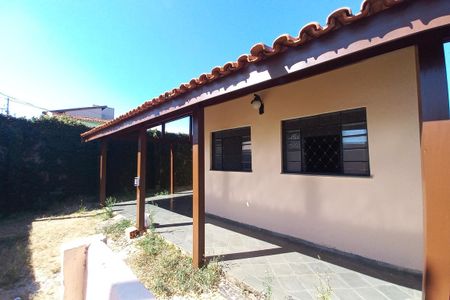 Casa à venda com 210m², 4 quartos e 3 vagas Casa à venda com 210m², 4 quartos e 3 vagasFachada