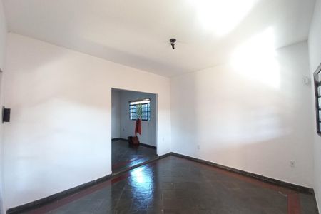 Casa à venda com 210m², 4 quartos e 3 vagas Casa à venda com 210m², 4 quartos e 3 vagasSala
