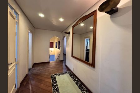 Casa à venda com 460m², 4 quartos e 5 vagasCorredor