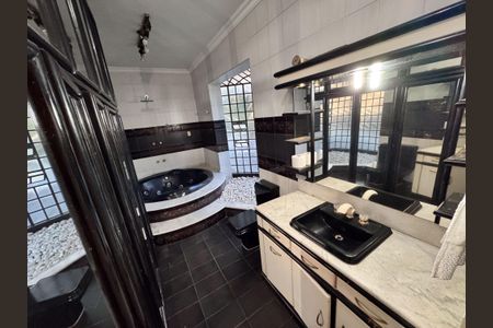 Casa à venda com 460m², 4 quartos e 5 vagasBanheiro do Quarto 2