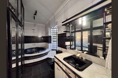 Casa à venda com 460m², 4 quartos e 5 vagasBanheiro do Quarto 2