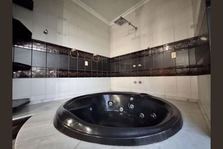 Casa à venda com 460m², 4 quartos e 5 vagasBanheiro do Quarto 2