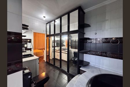 Casa à venda com 460m², 4 quartos e 5 vagasBanheiro do Quarto 2